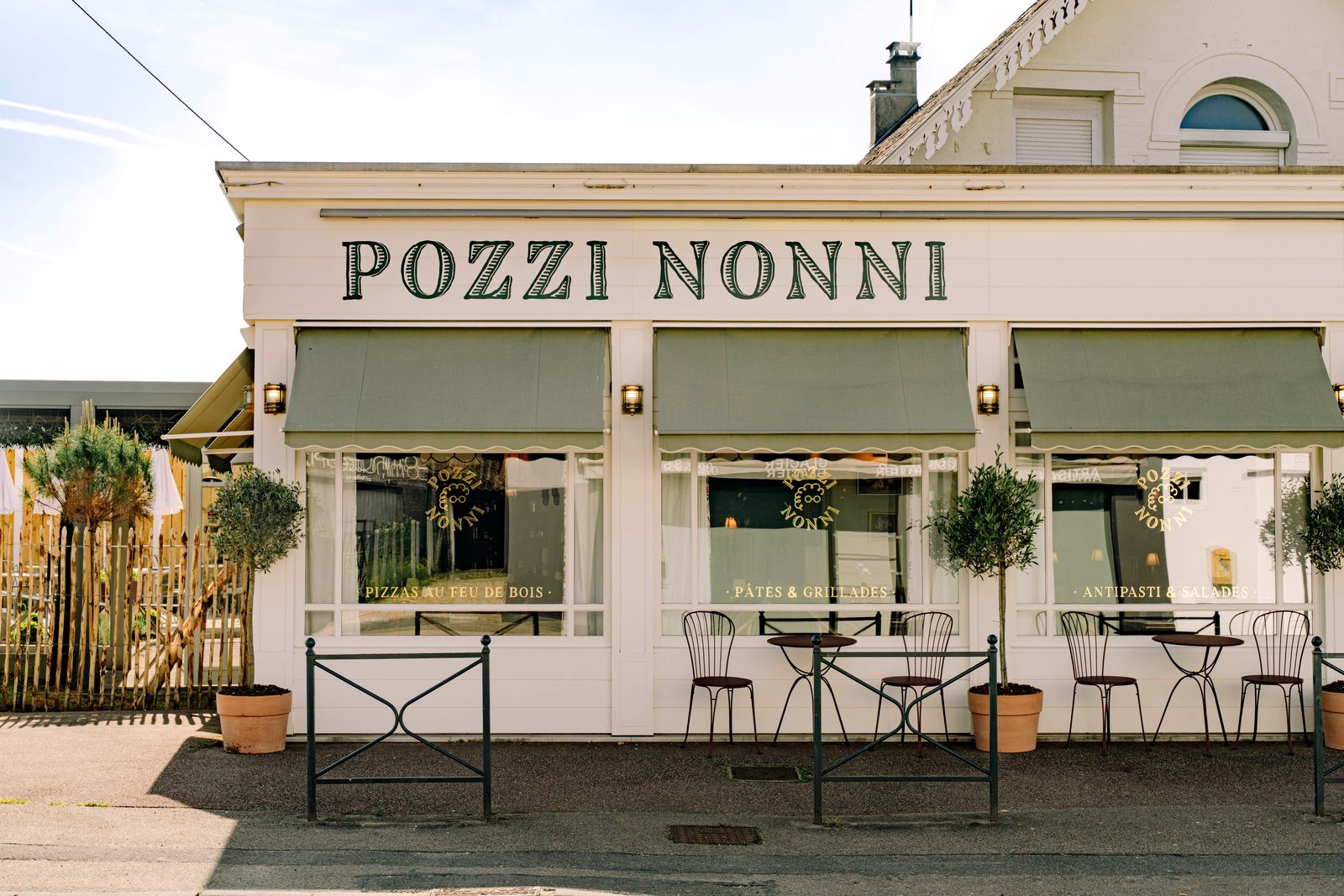 La devanture blanche de Pozzi Nonni sur la route de Neufchâtel, terrasse au premier plan
