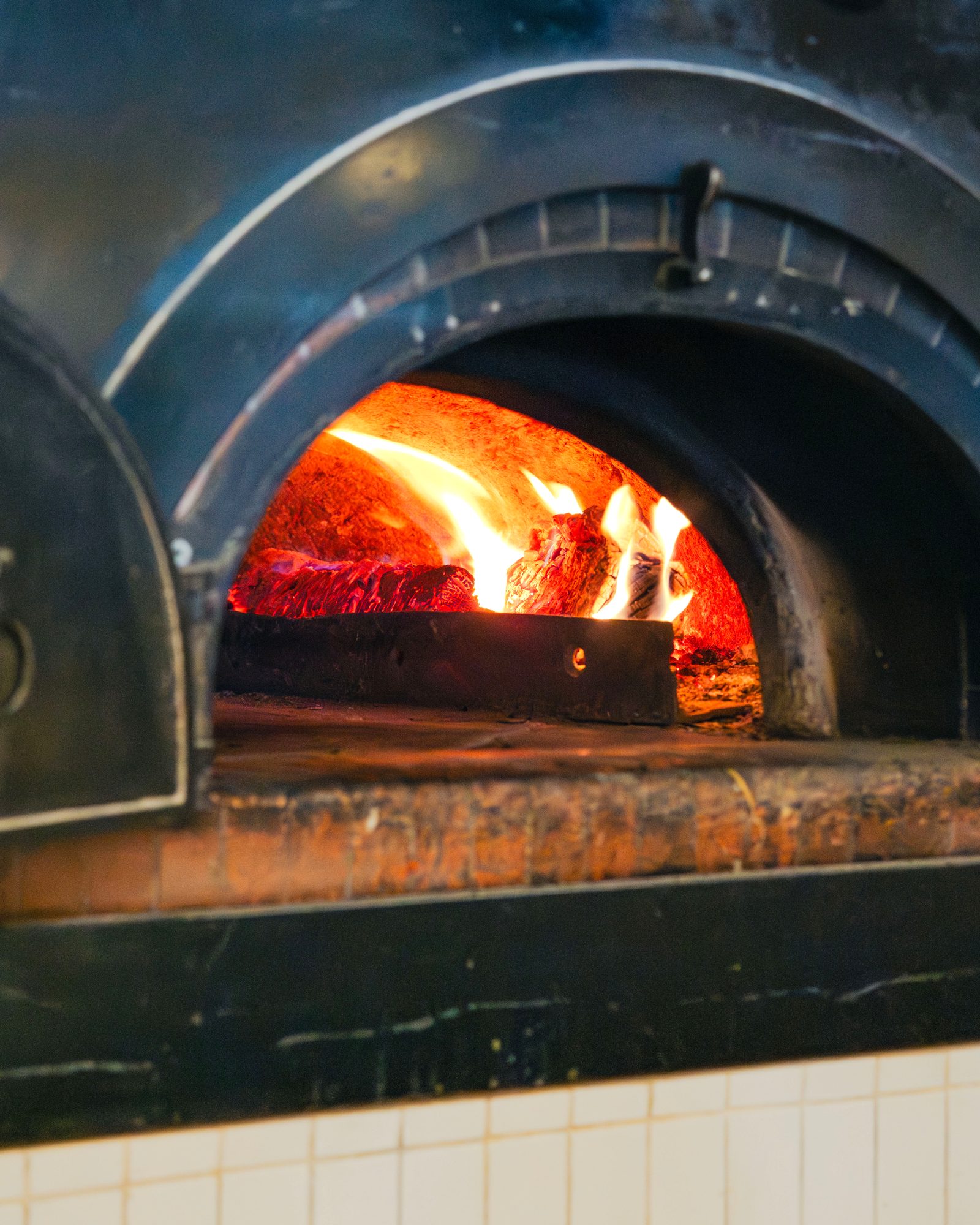 La flamme du four à bois de Pozzi Nonni