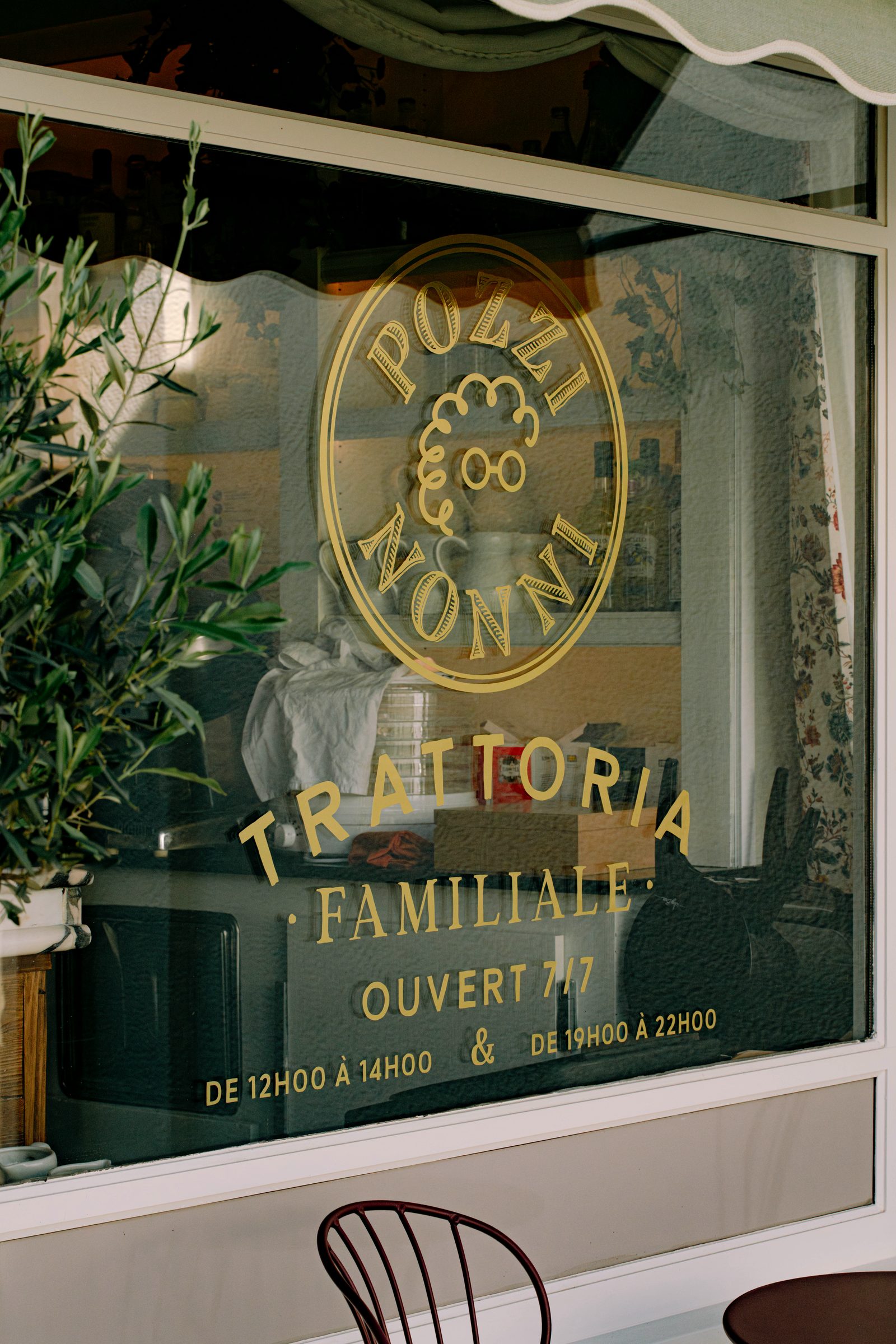 La vitrine de Pozzi Nonni : trattoria familiale, ouvert 7 jours sur 7